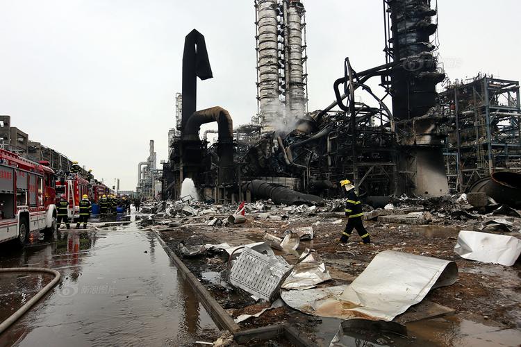 烈焰20小时 古雷PX工厂爆炸中的消防英雄与网络力量